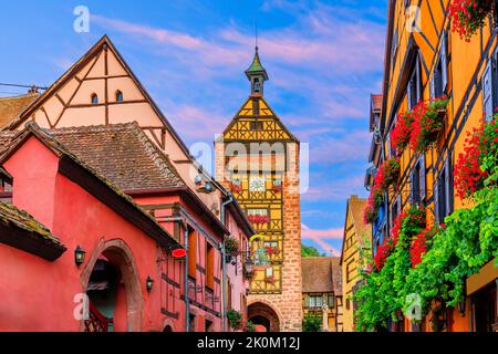 Riquewihr, France. Rue pittoresque avec maisons traditionnelles à colombages sur la route des vins d'Alsace. Banque D'Images
