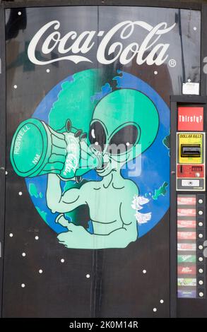 Une machine à thème Coca-Cola à Roswell, au Nouveau-Mexique, où une soucoupe de vol extraterrestre est à l'honneur pour s'être écrasée Banque D'Images