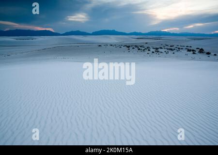 Les champs de dunes de gypse de White Sands National Monument dans le Nouveau Mexique, soutenu par les montagnes San Andrés Banque D'Images