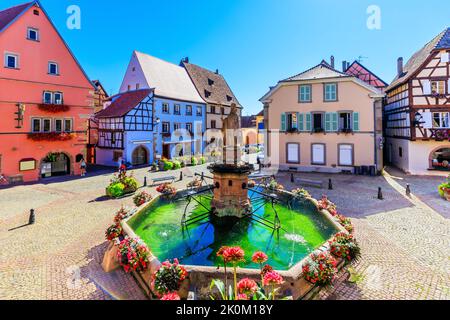 Eguisheim, France. Maisons colorées à colombages sur la place du Château, en Alsace. Banque D'Images