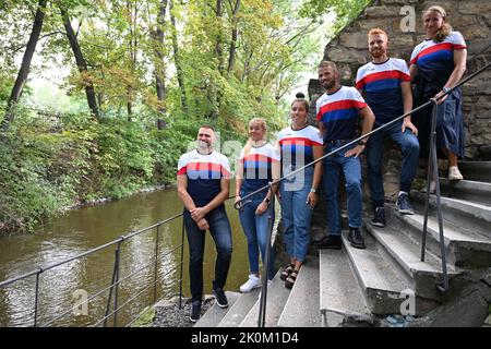 Prague, République tchèque. 12th septembre 2022. De la gauche les rameurs tchèques Ondrej Synek, Pavlina Flaminkova, Radka Novotnikova, Jiri Simanek, Miroslav Vrastil, Lenka Antosova pose aux photographes lors de la conférence de presse précédant les Championnats du monde d'aviron 2022 à Racice, République tchèque, 12 septembre 2022. Crédit : Michal Kamaryt/CTK photo/Alay Live News Banque D'Images