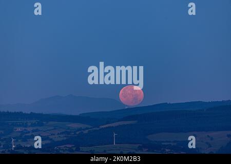 Supermoon au-dessus de la vallée de Clwyd, au nord du pays de Galles Banque D'Images