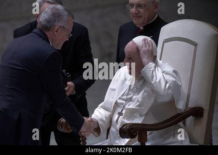 Vatican, Vatican, le 12 septembre 2022. Le pape François salue le président de l'Association des industriels italiens Carlo Bonomi lors d'un auditoire dans la salle Paul VI. Crédit: Maria Grazia Picciarella/Alay Live News Banque D'Images