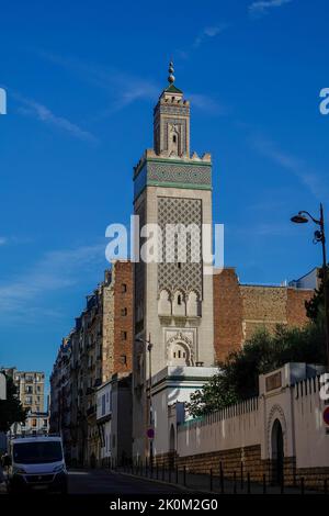 Le minaret de la Grande Mosquée de Paris montrant sa balustrade crénelée, 5th arrondissement, Paris, France. Banque D'Images