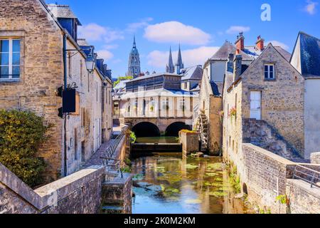 Bayeux, Normandie dans le nord-ouest de la France. Le centre historique, la cathédrale notre-Dame et la rivière Aure. Banque D'Images
