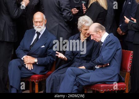 Le prince Michael de Kent, Birgitte, la duchesse de Gloucester et le prince Edward, duc de Kent, siègent ensemble avant que la proclamation principale soit lue à partir de TH Banque D'Images