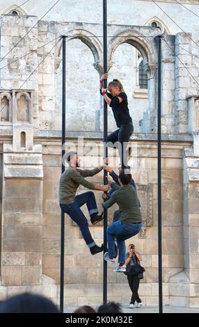 Événement public gratuit sur la Plaza Rey San Fernando à côté de la cathédrale de Burgos Castille et Leon Espagne avec des acrobates chinois du Cirque entre nous Banque D'Images