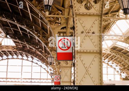 Saint-Pétersbourg, Russie - 07.11.2022: Intérieur de la gare de Vitebsk. Panneau d'avertissement vertical rouge « ne pas sauter de la plate-forme ». Banque D'Images