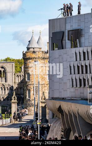 Royal Mile, Édimbourg, Écosse, Royaume-Uni, 12th septembre 2022. Cortège de cercueils de la reine Elizabeth II : des markeurs ou des tireurs d'élite de la police avec une carabine au-dessus du bâtiment du Parlement écossais assurent la sécurité. Crédit : Sally Anderson/Alay Live News Banque D'Images