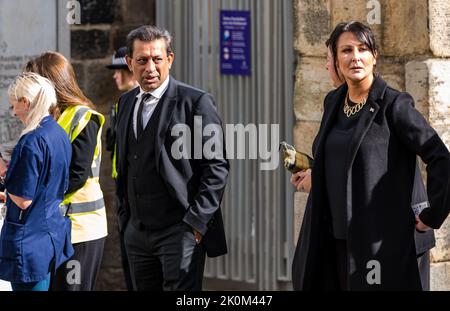 Royal Mile, Édimbourg, Écosse, Royaume-Uni, 12th septembre 2022. Procession de la Reine Elizabeth II : les MSPS se rassemblent devant la Maison Queensberry avant la procession pour rendre hommage, y compris Foysol Choudhury et Siobhan Brown. Crédit : Sally Anderson/Alay Live News Banque D'Images