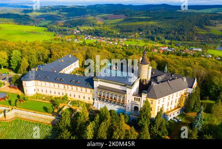 Vue panoramique du drone du château de Zbiroh Banque D'Images