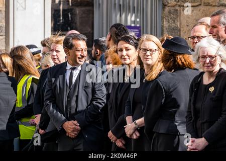 Royal Mile, Édimbourg, Écosse, Royaume-Uni, 12th septembre 2022. Procession de la Reine Elizabeth II : les MSPS se rassemblent devant la Maison Queensberry avant la procession pour rendre hommage, y compris Foysol Choudhury et Siobhan Brown. Crédit : Sally Anderson/Alay Live News Banque D'Images