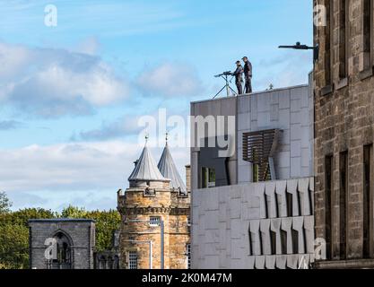 Royal Mile, Édimbourg, Écosse, Royaume-Uni, 12th septembre 2022. Cortège de cercueils de la reine Elizabeth II : des markeurs ou des tireurs d'élite de la police avec une carabine au-dessus du bâtiment du Parlement écossais assurent la sécurité. Crédit : Sally Anderson/Alay Live News Banque D'Images