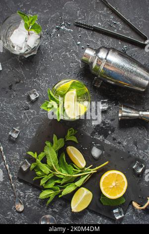 Cocktail rafraîchissant mojito alcoolisé d'été avec glace, menthe fraîche et citron vert. Vue de dessus. Banque D'Images