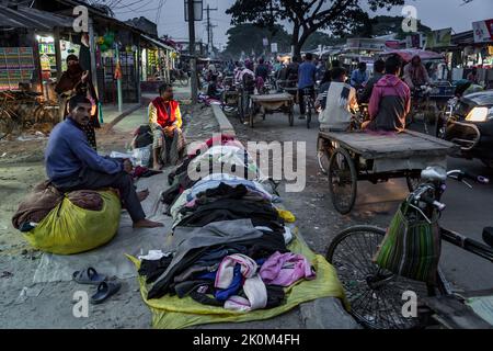 Vendeurs de poisson dans les marchés près de Shyamnagar. Les habitants des petites colonies le long des rivières du sud du Bangladesh ressentent clairement les effets du changement climatique. Le niveau de la mer monte et des barrages sont détruits. En conséquence, les champs et les importants étangs d'eau douce sont inondés et salés. Par conséquent, de grands efforts sont faits pour fortifier les banques. Des bâtiments résidentiels sont également élevés et fortifiés. Les projets de récolte d'eau de Suesswater sont très importants pour fournir aux gens de l'eau potable propre. Banque D'Images