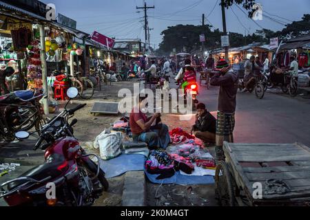 Vendeurs de poisson dans les marchés près de Shyamnagar. Les habitants des petites colonies le long des rivières du sud du Bangladesh ressentent clairement les effets du changement climatique. Le niveau de la mer monte et des barrages sont détruits. En conséquence, les champs et les importants étangs d'eau douce sont inondés et salés. Par conséquent, de grands efforts sont faits pour fortifier les banques. Des bâtiments résidentiels sont également élevés et fortifiés. Les projets de récolte d'eau de Suesswater sont très importants pour fournir aux gens de l'eau potable propre. Banque D'Images