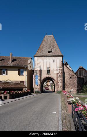 Vue sur la porte d'entrée de la tour inférieure avec une statue de Marie Banque D'Images