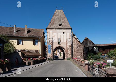 Vue sur la porte d'entrée de la tour inférieure avec une statue de Marie Banque D'Images