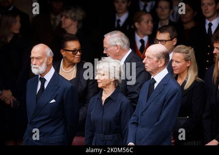 Le prince Michael de Kent, Birgitte, la duchesse de Gloucester et le prince Edward, duc de Kent se réunissent alors que la Proclamation principale est lue à partir du Banque D'Images