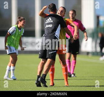 Roberta Aprile de Juventus Women fête avec le personnel de l'équipe lors du match de football féminin Serie A entre Juventus Women et Inter Women, le sept Banque D'Images