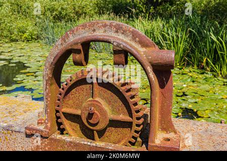 Les roues de la barrière de la scierie Cutt Mill sur le pont de la rivière près de Hinton St Mary à Dorset et en amont de Sturminster Newton Banque D'Images