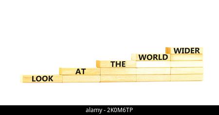 Regardez le symbole du monde entier. Les mots de concept regardent le monde plus large sur des blocs de bois sur un beau tableau blanc fond blanc. Affaires et look Banque D'Images