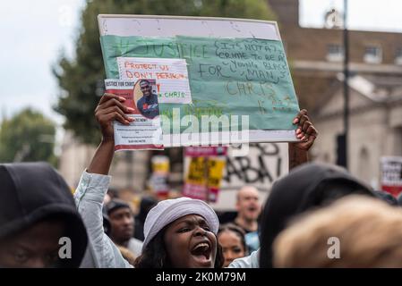 Black Lives Matter manifestation qui a lieu à Whitehall suite à la fusillade de la police de Chris Kaba, une victime non armée. Les manifestants du BLM crient Banque D'Images