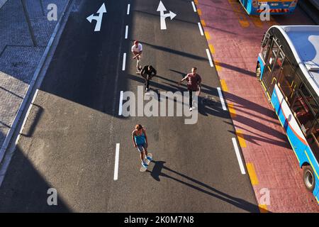 Enfreindre les règles. Un groupe de patineurs patinant dans la ville. Banque D'Images