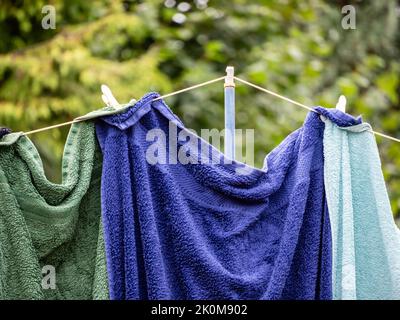 linge accroché à la ligne de lavage serviettes humides tenues avec des pinces à linge et un support à linge Banque D'Images