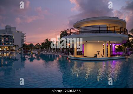 Veradero, Cuba - 22 juillet 2022: Belle vue de la piscine, bar de natation à l'hôtel cinq étoiles Melia International Resort à Varadero, Cuba. Banque D'Images