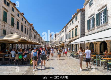 Cafés et restaurants sur Stradun, Dubrovnik, Croata Banque D'Images