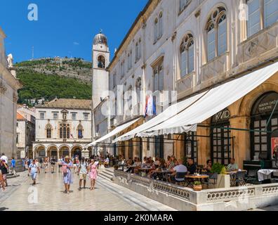 Cafés et restaurants sur Ulica Pred Dvorom en direction du palais Sponza, vieille ville, Dubrovnik, Croatie Banque D'Images