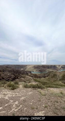 une grande rivière dans la steppe parmi les collines. Banque D'Images