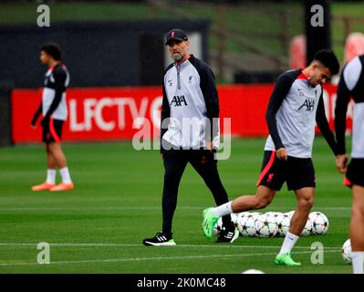 12th septembre 2022, AXA Training Center, Kirkby, Angleterre : formation du FC Liverpool et conférence de presse avant le match de la Ligue des Champions contre Ajax le 13th septembre : Jurgen Klopp, responsable de Liverpool, supervise la séance de formation d'aujourd'hui Banque D'Images