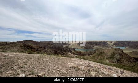 une grande rivière dans la steppe parmi les collines. Banque D'Images
