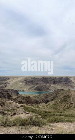 une grande rivière dans la steppe parmi les collines. Banque D'Images