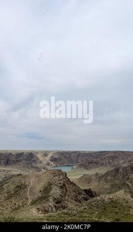 une grande rivière dans la steppe parmi les collines. Banque D'Images