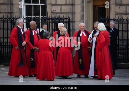 Édimbourg, Écosse, 12 septembre 2022. Les gens de l'Église avant la Grande-Bretagne la reine Elizabeth Hearse arrive à la cathédrale Saint-Giles, à Édimbourg, en Écosse, en Grande-Bretagne 12 septembre 2022. Photo de Raphael Lafargue/ABACAPRESS.COM Banque D'Images