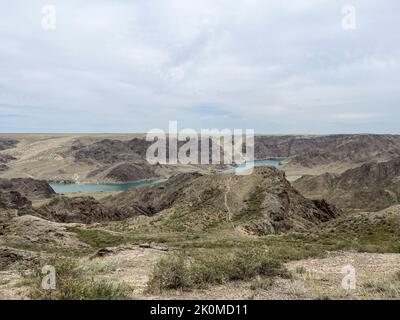 une grande rivière dans la steppe parmi les collines. Banque D'Images