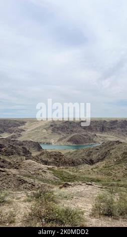 une grande rivière dans la steppe parmi les collines. Banque D'Images