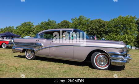 Roadmaster 1958 de Buick berline Riviera 75 ‘291 XUW’ exposée au American Auto Club Rally of the Giants, tenu au Palais de Blenheim le 10 juillet 2022 Banque D'Images