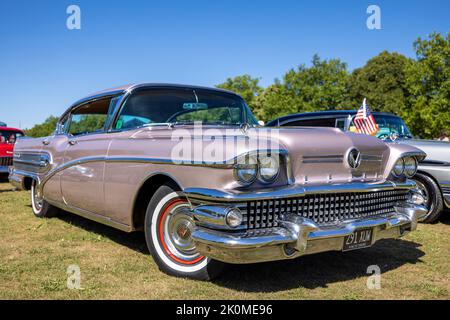 Roadmaster 1958 de Buick berline Riviera 75 ‘291 XUW’ exposée au American Auto Club Rally of the Giants, tenu au Palais de Blenheim le 10 juillet 2022 Banque D'Images