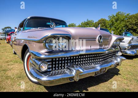 Roadmaster 1958 de Buick berline Riviera 75 ‘291 XUW’ exposée au American Auto Club Rally of the Giants, tenu au Palais de Blenheim le 10 juillet 2022 Banque D'Images