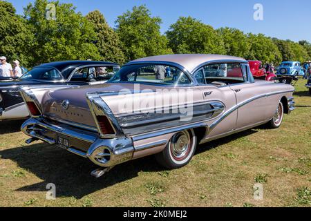 Roadmaster 1958 de Buick berline Riviera 75 ‘291 XUW’ exposée au American Auto Club Rally of the Giants, tenu au Palais de Blenheim le 10 juillet 2022 Banque D'Images