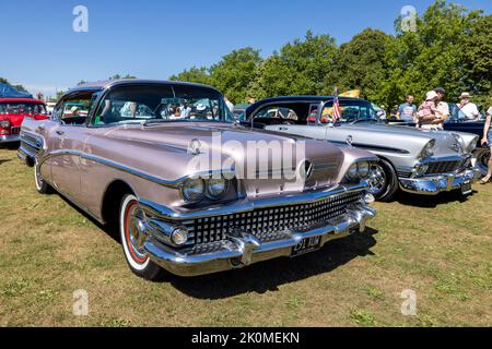 Roadmaster 1958 de Buick berline Riviera 75 ‘291 XUW’ exposée au American Auto Club Rally of the Giants, tenu au Palais de Blenheim le 10 juillet 2022 Banque D'Images