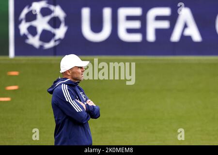 LIVERPOOL - l'entraîneur d'Ajax Alfred Schreuder pendant la session d'entraînement avant le match de la Ligue des champions contre le FC de Liverpool à Anfield on 12 septembre 2022 à Liverpool, au Royaume-Uni. ANP MAURICE VAN STEEN Banque D'Images