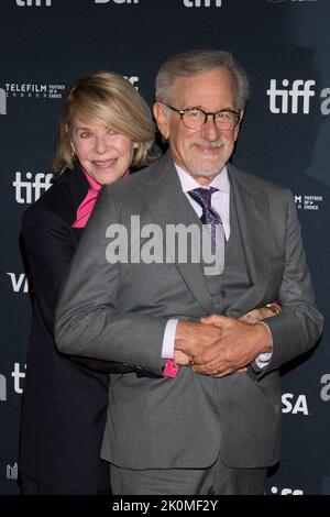 10 septembre 2022, Toronto, Ontario, Canada : Steven Spielberg et sa femme Kate Capshaw assistent à la première « les Fabelmans » lors du Festival international du film de Toronto 2022 au Princess of Wales Theatre. (Image de crédit : © Angel Marchini/ZUMA Press Wire) Banque D'Images