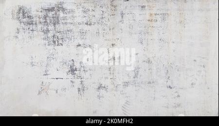 Vue de face d'un mur abîmé, vieux et sale, plâtré blanc et peinture qui s'écaille. Arrière-plan abstrait haute résolution plein format texturé Banque D'Images