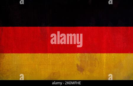 Plein cadre vue avant photo d'un drapeau de l'Allemagne abîmé peint sur un mur rouillé, sale et sale. Banque D'Images