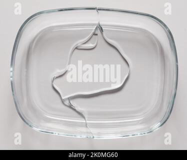 Bol en verre transparent fissuré au-dessus de la vue de dessus isolé sur l'arrière-plan du studio Banque D'Images